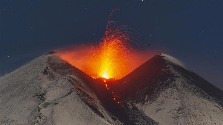 İtalya'da Etna Yanardağı bir kez daha kül ve lav püskürttü