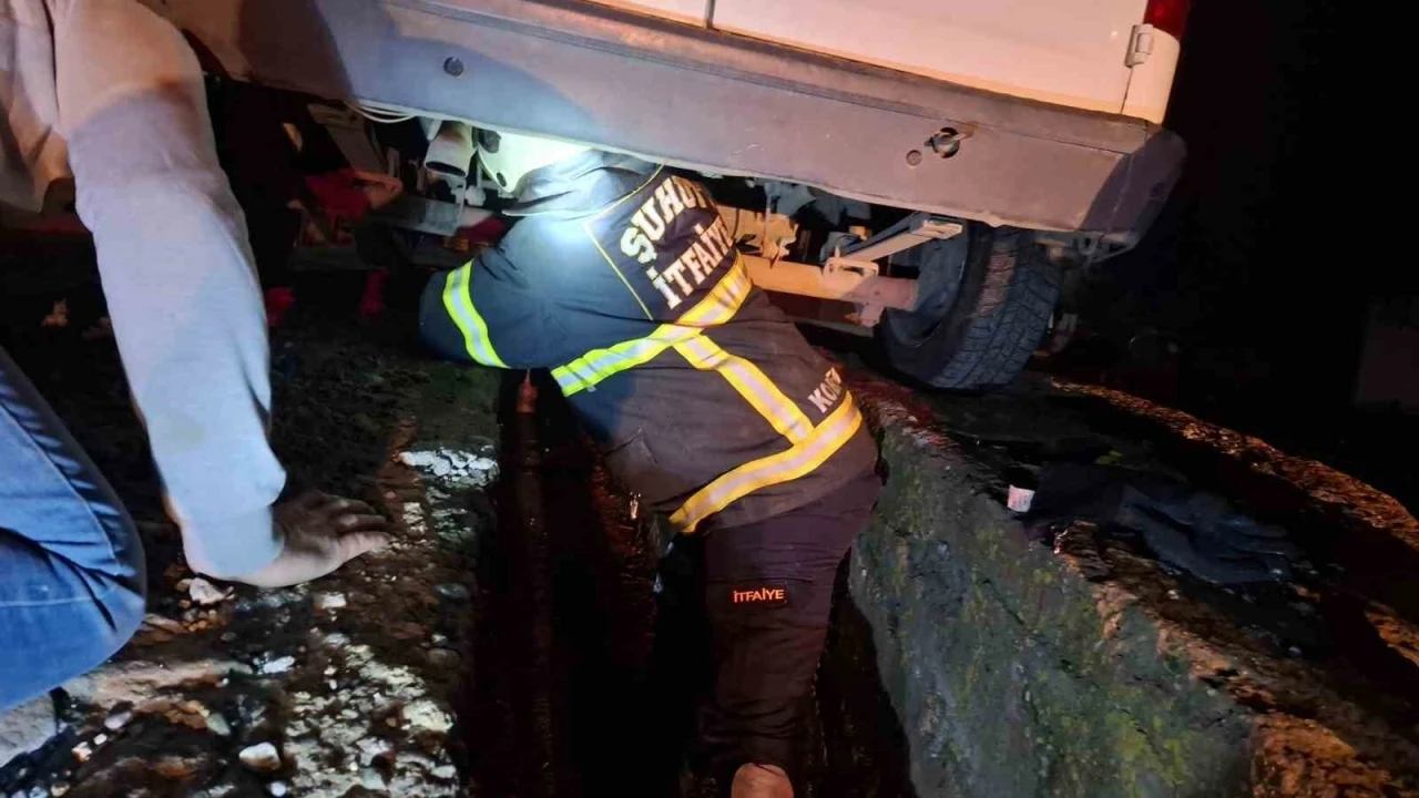 İtfaiye yavru kediyi girdiği aracın traversinden yarım saatlik müdahale sonrası çıkardı
