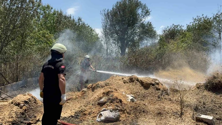 İtfaiyenin zamanında müdahalesi, anız yangınını önledi
