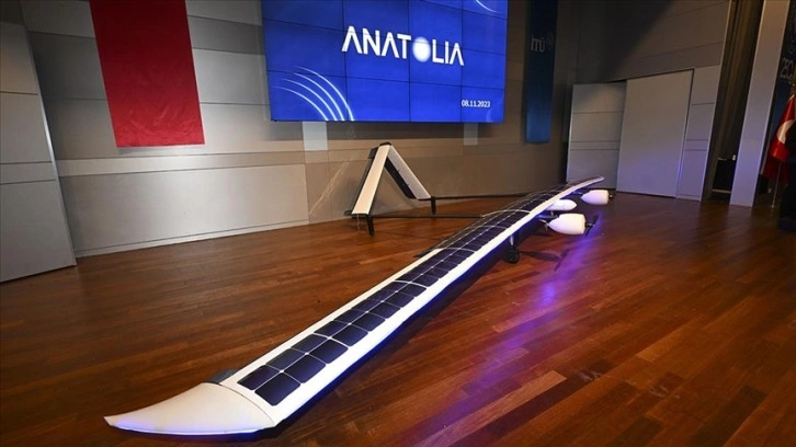 İTÜ öğrencileri solar İHA-Anatolia'yı tanıttı