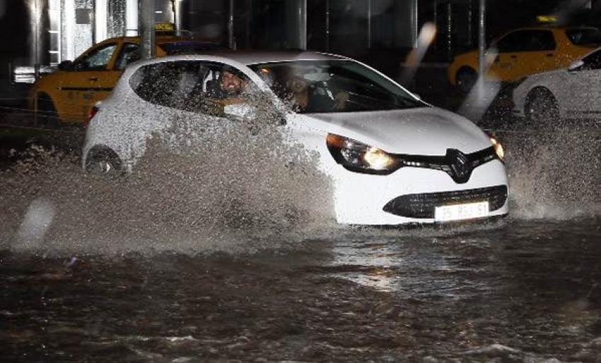 İzmir'de sağanak hayatı felç etti