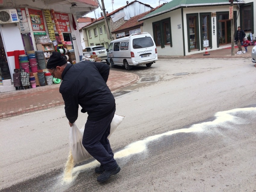 İznik’te karayolu yağ pistine döndü