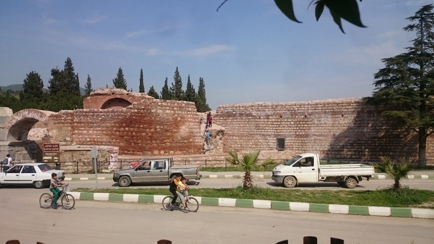 İznik'te çocuklardan tehlikeli tırmanış