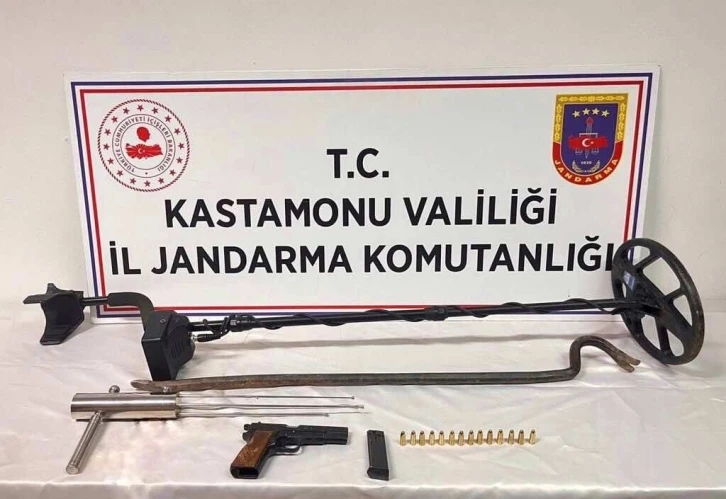 İzinsiz kazı yapan iki kişi, jandarma ekiplerince suçüstü yakalandı
