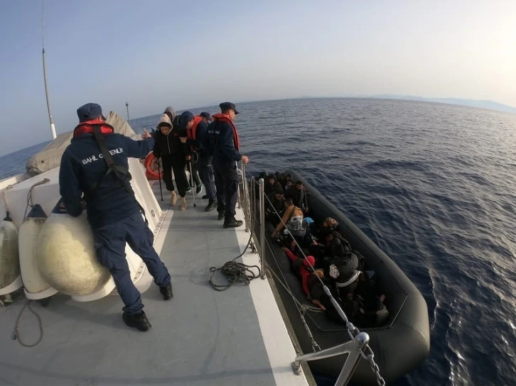 İzmir açıklarında 30 düzensiz göçmen yakalandı, 25’i çocuk 58 göçmen kurtarıldı
