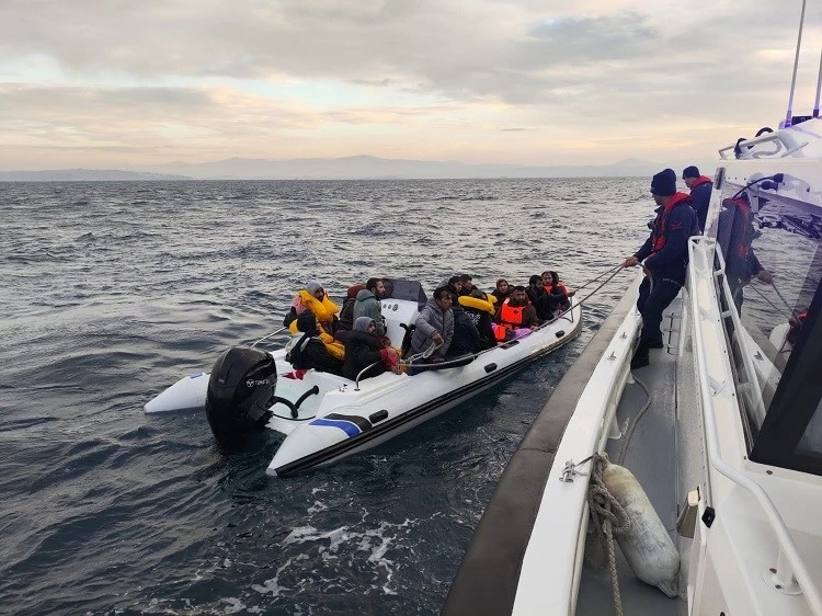 İzmir açıklarında 32 göçmen ve 1 göçmen kaçakçısı yakalandı