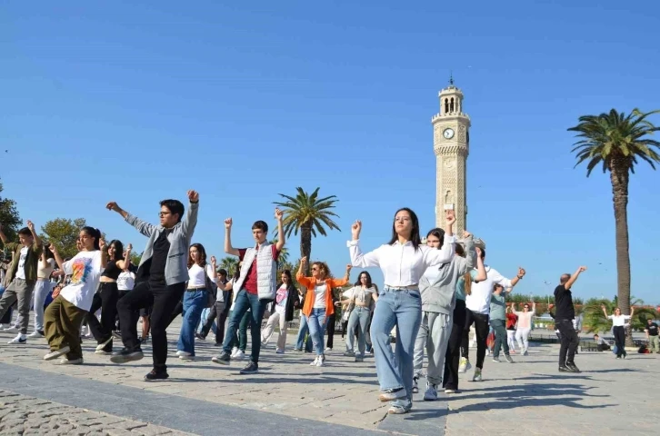 İzmir’de 100. yıl coşkusu başladı
