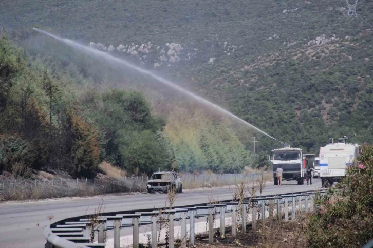 İzmir’de araçtaki alevlerin ormana sıçraması ile çıkan yangına müdahale sürüyor