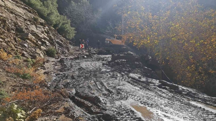 İzmir’de aşırı yağış sonrası oluşan heyelan yolu kapattı
