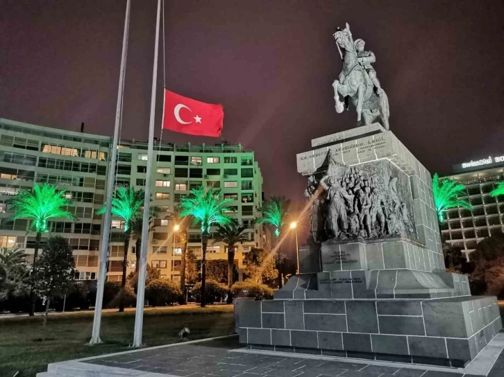 İzmir’de bayraklar yarıya indirildi