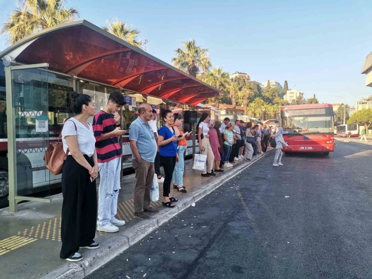 İzmir’de duraklarda ve trafikte grev yoğunluğu
