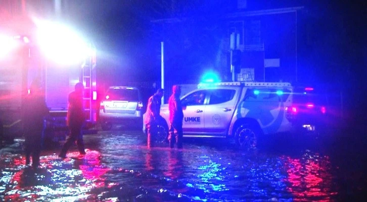 İzmir’de ev ve iş yerlerini su bastı, mahsur kalanları zabıta kurtardı