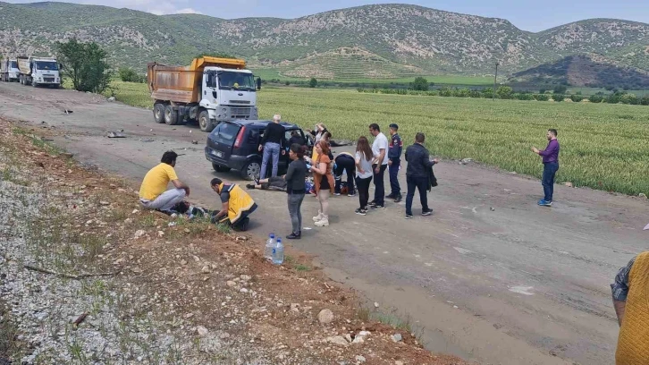 İzmir’de iki otomobil kafa kafaya çarpıştı: 6 yaralı
