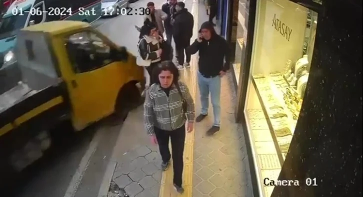 İzmir’de kamyonet yayalara çarpıp iş yerine daldı: 5 yaralı
