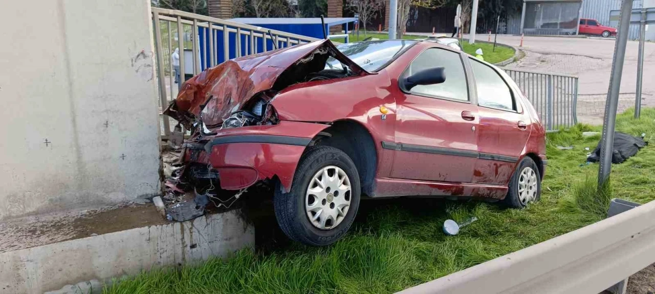 İzmir’de otomobil üst geçide çarptı: 1 ölü, 1 yaralı