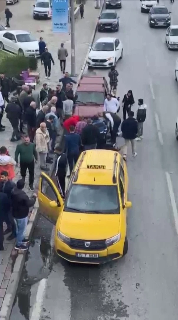 İzmir’de trafikteki laf dalaşı silahlı kavgaya döndü: 2 yaralı
