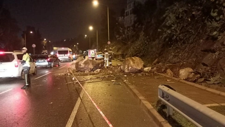 Yamaçtan kopan kayalar otomobilin üstüne düştü