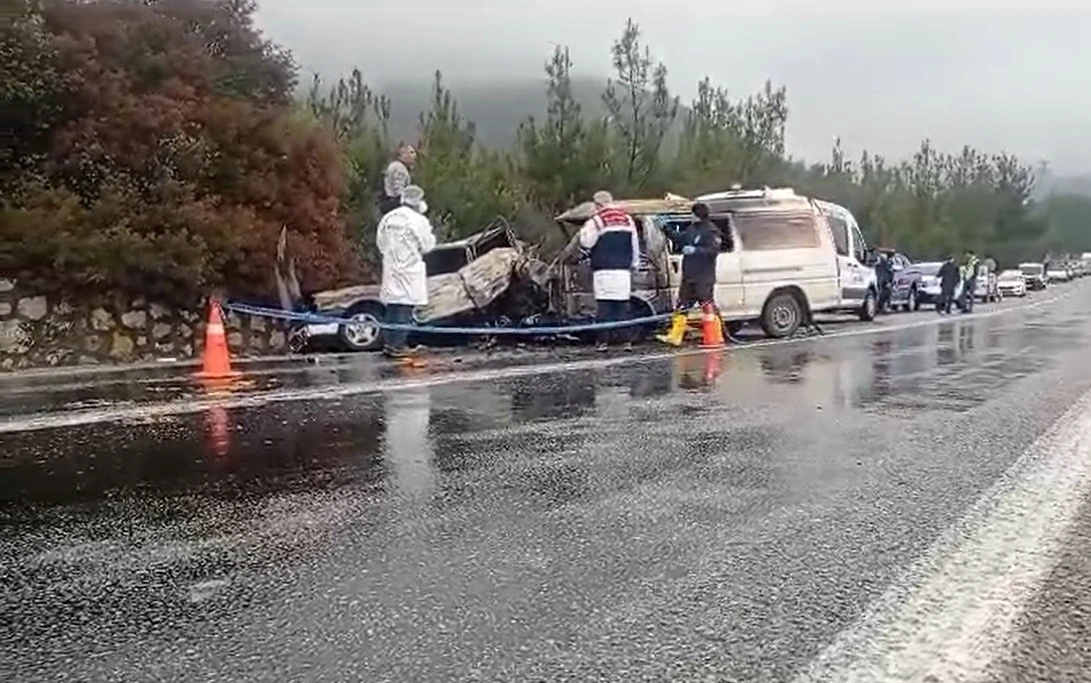 İzmir’deki kazada can pazarı: 1 kişi yanarak öldü, 3 kişi yaralandı