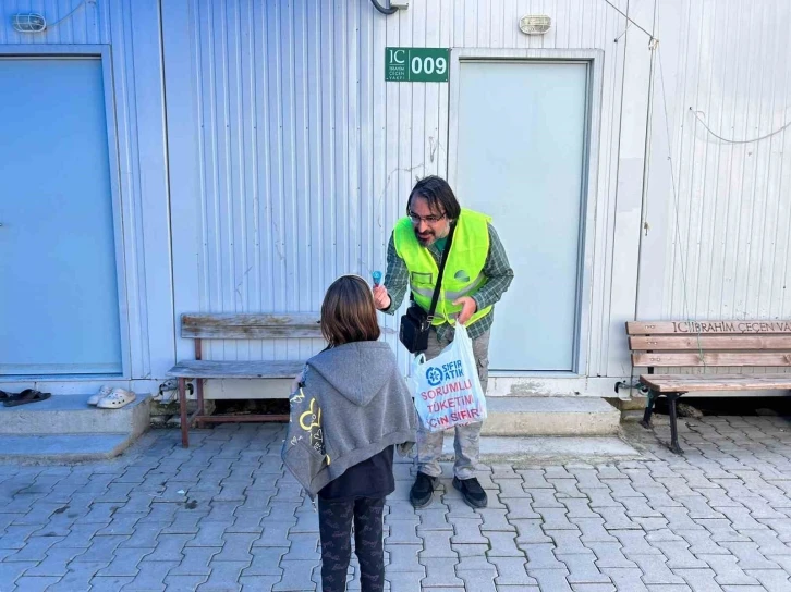 İzmir depremimde oğlunu kaybeden simge isim Elif’in babası, enkaz kentte afetzede vatandaşlara umut oluyor
