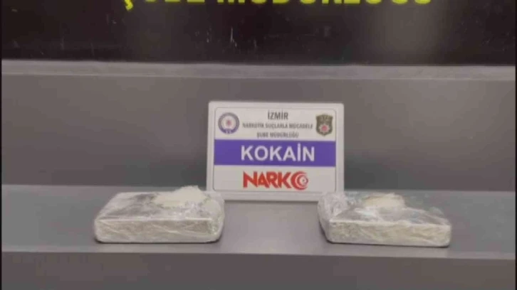 İzmir’e yolcu otobüsü ile 2 kilogram kokain getiren zehir taciri kadın yakayı ele verdi
