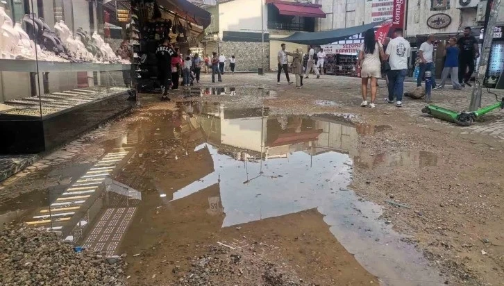 İzmir’i sağanak vurdu: Cadde ve sokaklar göle döndü