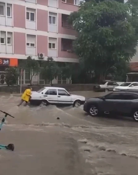 İzmir’i yine sağanak vurdu, manzara değişmedi
