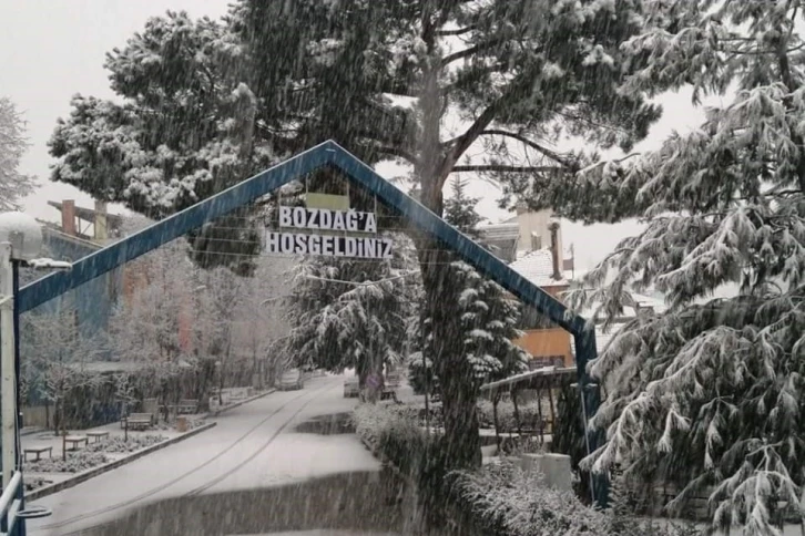 İzmir’in çatısı beyaza büründü
