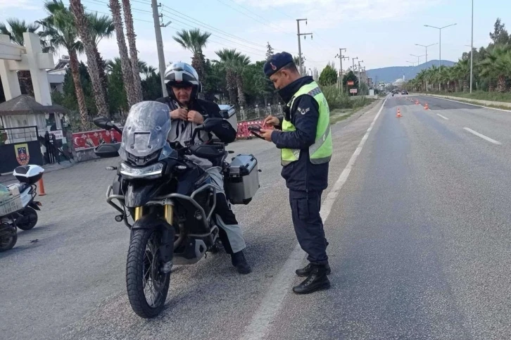 İzmir jandarmasından sıkı bayram trafiği denetimi
