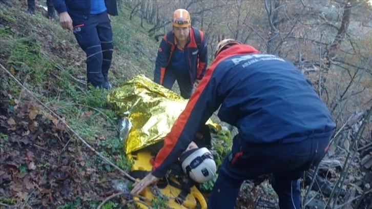 İzmir'de ormanda mahsur kalan kadın helikopterle kurtarıldı