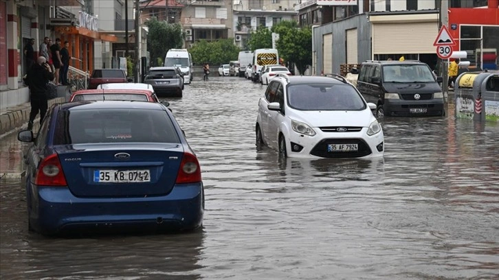 İzmir'de sağanak hayatı olumsuz etkiledi