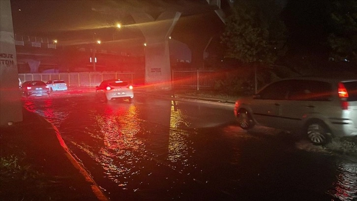 İzmir'de sağanak sonucu evleri su bastı, araçlar yolda kaldı