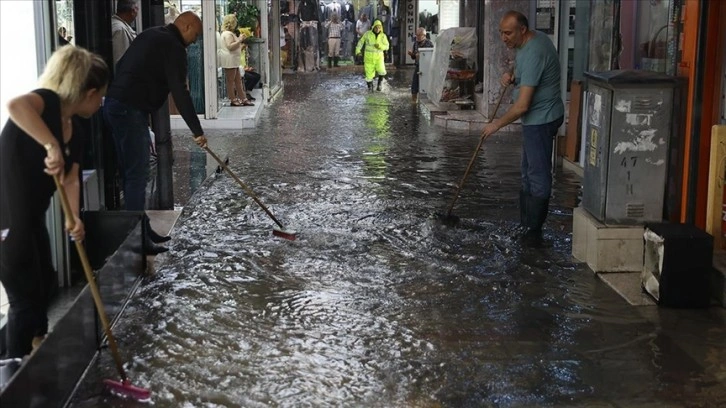 İzmir'de sağanak su baskınlarına yol açtı