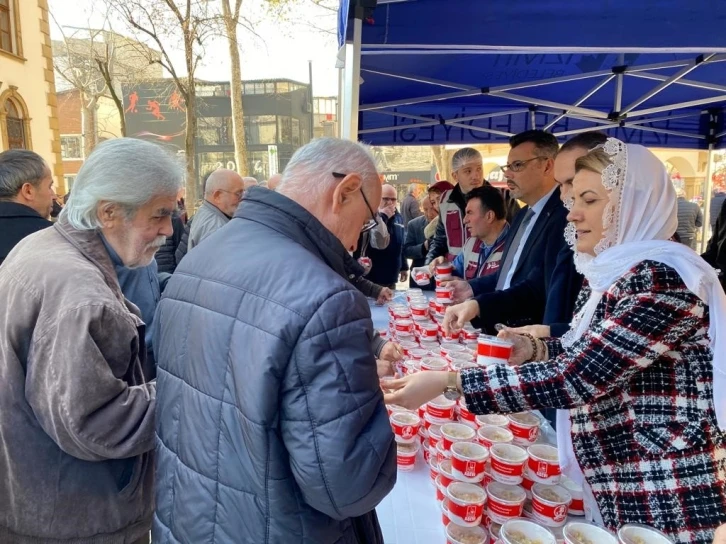 İzmit Belediyesi 12 şehit için Mevlid-i Şerif okutup helva dağıttı
