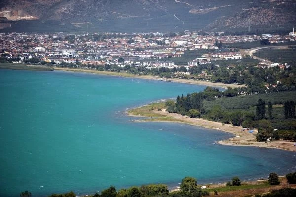 İznik Gölü, alg patlaması nedeniyle turkuaza büründü