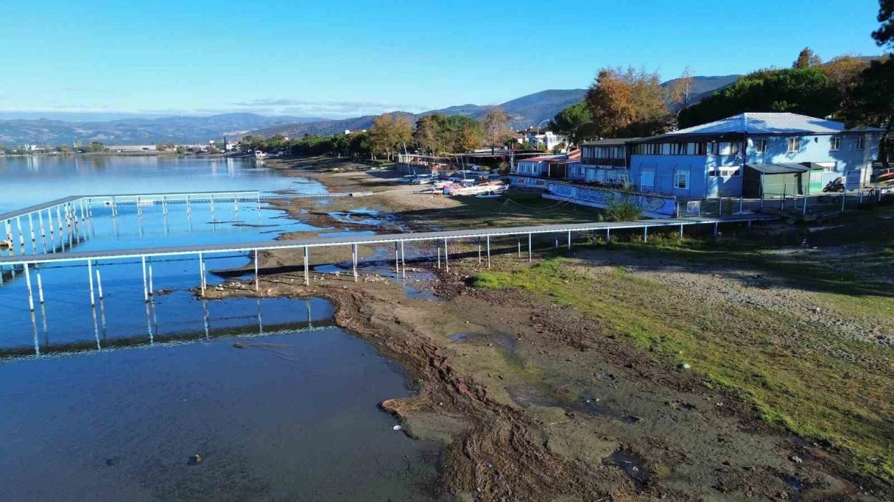 İznik Gölü’nün en büyük iskelesi de karaya oturdu
