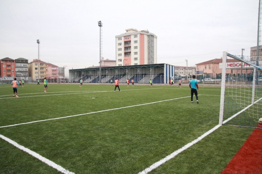 Büyükşehir belediyesi futbol sahalarına bakım çalışması başlattı