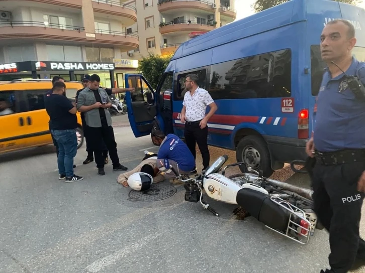 Jandarma aracı ile motosiklet çarpıştı, 1 kişi yaralandı