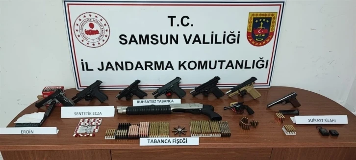 Jandarma aranan 595 kişiyi yakaladı
