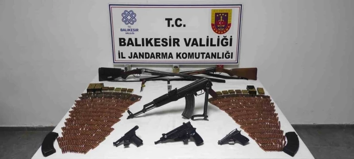 Jandarma baskınından adeta cephanelik çıktı
