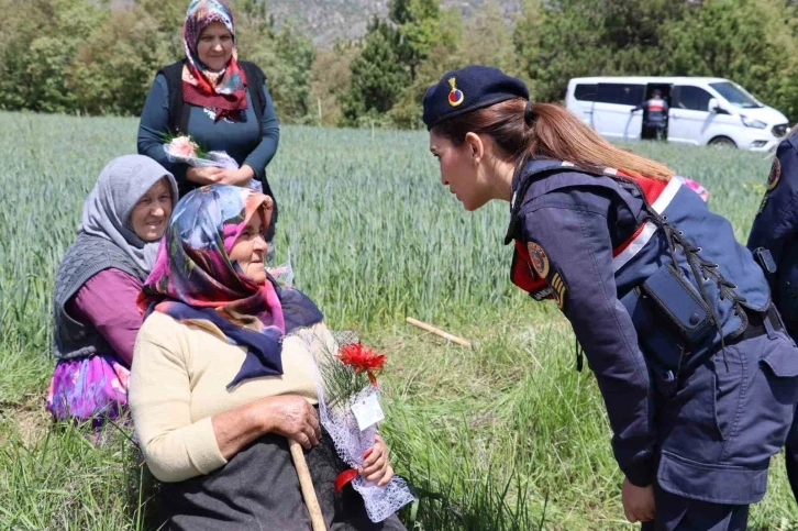 Jandarma ekipleri anneleri unutmadı
