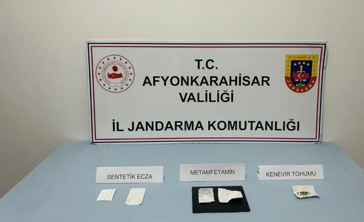 Jandarma ekipleri şüphelendikleri araç içerisindeki şahıslar üzerinde uyuşturucu madde ele geçirdi
