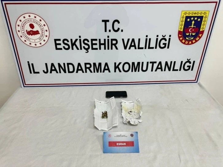 Jandarma ekipleri şüpheli araçta uyuşturucu ele geçirdi
