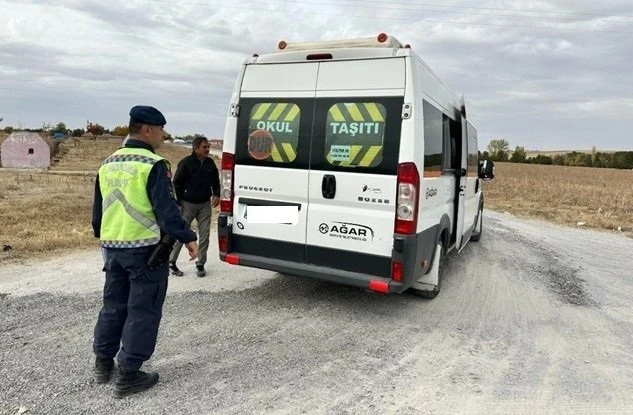 Jandarma ekiplerinden okul servislerine denetim
