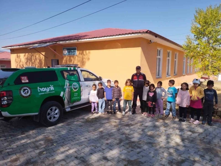 Jandarma minik öğrencilere hayvan sevgisini aşılıyor
