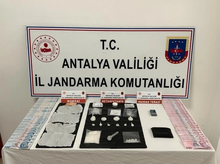 Jandarma uyuşturucu tacirlerine göz açtırmıyor
