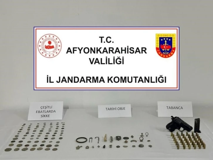 Jandarma yüzlerce tarihi eser ele geçirdi
