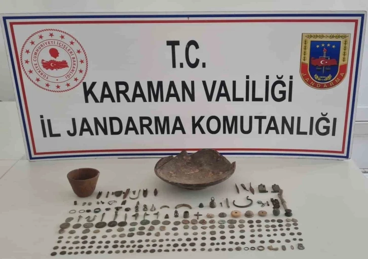 Jandarmanın durdurduğu araçtan çok sayıda tarihi eser çıktı