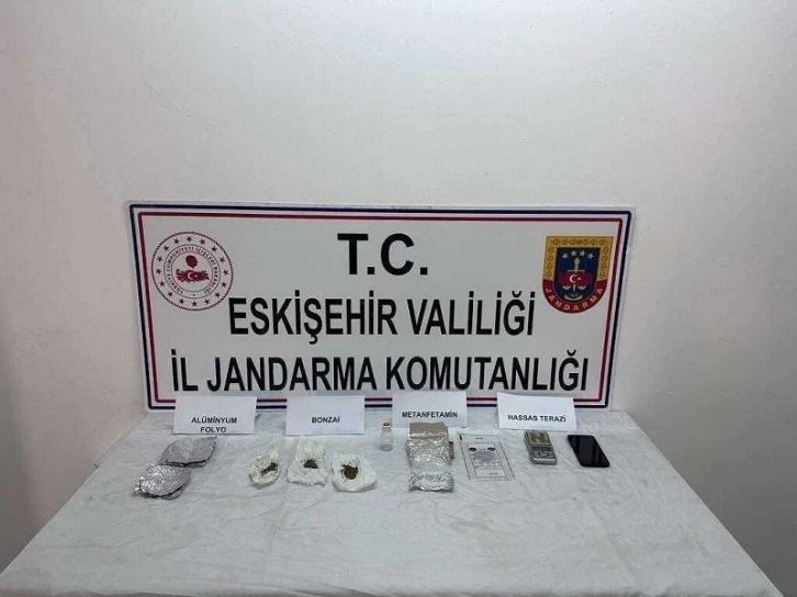 Jandarmanın şüphelendiği araçta farklı türlerde uyuşturucu madde ele geçirildi
