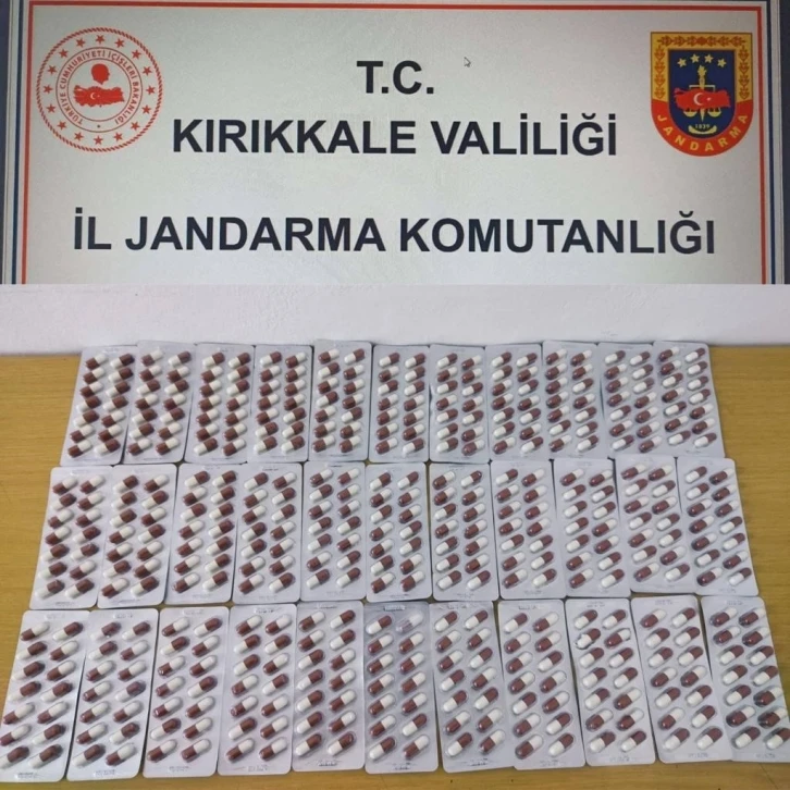 Jandarmanın şüphesi ele verdi: Durdurulan araçtan 462 adet hap ele geçirildi
