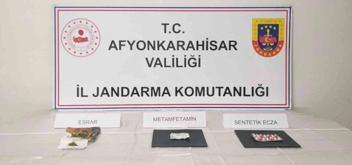 Jandarmayı görünce uyuşturucu maddeyi araziye atıp kaçtılar
